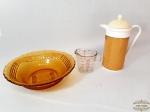 Lote 3 Peças Cozinha sendo 1 Jarra medidora , 1 garrafa termica e 1 Saladeira Vidro. Medida: Garrafa 18 cm altura x 9 cm diametro , saladeira 6,5 cm altura x 24,5 cm diametro e Jarra Medidora 8,5 cm altura x 8,5 cm diametro