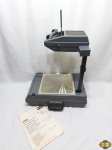 Antigo projetor da 3M, 2000 overhead projector modelo 2000AAM. Funcionando, com alguns restauros.