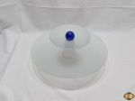 Fruteira, porta confeito de 2 andares em vidro fosco com bola azul cobalto no topo. Medindo 36cm diâmetro inferior x 18cm de diâmetro superior x 19cm de altura.