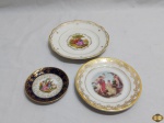 Lote de 3 pratos decorativos em porcelana com cena galante. Medindo o maior 18cm de altura.