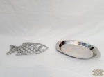 Lote 2 peças Aço Inox sendo 1 descanso de Panela Formato Peixe e 1 Travessa. Medida Peixe 30 cm x 12,5 e travessa 33 cm x 19,5 cm.