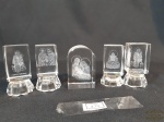 5 Enfeites em Bloco de Cristal Representando Imagens Religiosas. Medida: 8 cm x 4 cm
