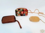 Lote de 03 Bolsas Carteiras Feminas Diversos Materiais.Medida: Colorida Cocô 16 cm x 10, marrom sintetico 14 cm x 8 cm e Dourada 12 x 8 cm.