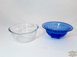 Lote 2 Travessas Redondas Fundas em Vidro. Medida: azul 8 cm altura x 19,5 cm diametro e Marinex 8 cm altura x 18 cm diametro apresenta Bicado Borda