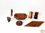 Lote 7 Peças em Madeira Diversas . sendo descanso , esculturas, gamela, castiçais e potiche. Medida: Gamela 6 cm altura x 19 cm x 15 cm , castiçal 10 cm altura  x 6 cm diametro e potiche 8 cm diametro