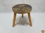 Pequeno banco em madeira pintada, assinado S. Franco. Medindo 21cm de altura x 17cm de diâmetro.