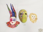 Lote de 3 Mascaras Venezianas em Gesso Pintado Assinadas Pacha. Medida: 33 cm , 22 cm e 18 cm