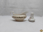 Lote composto de molheira e saleiro em porcelana inglesa com barra floral. Medindo a molheira 20,5cm de comprimento x 11cm de altura