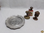 Lote diverso, composto de prato decorativo em metal, fogareiro para lampião em porcelana, etc. Medindo o prato 19cm de diâmetro.