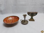Lote composto de bowl em metal esmaltado, menorá em metal esmaltado e palmatória em metal prateado. Medindo o bowl 17,5cm de diâmetro x 5cm de altura.