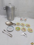 Lote composto de balde de gelo cilíndrico em alumínio, descansos de copo em porcelana, etc. Medindo o balde 15,5cm de diâmetro x 15cm de altura.