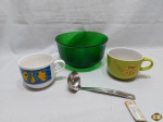 Lote diverso, composto de 2 xícaras de consume em porcelana, 1 bowl em vidro e 1 concha em aço inox. Medindo o bowl 23cm de diâmetro x 10cm de altura