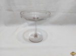 Linda fruteira com pé em cristal lapidado. Medindo 17,5cm de diâmetro x 14cm de altura. Leve bicado na borda.