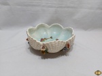 Fruteira bowl em cerâmica vitrificada trabalhada com relevos e pintada à mão. Medindo 20cm de diâmetro x 8cm de altura. Leve bicado.
