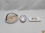 Lote de 3 petisqueiras em porcelana diversas. Medindo a petisqueira redonda com alça 19cm de diâmetro x 9,5cm de altura.