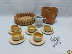 Lote diverso, composto de 2 cestas em ratam, 5 xícaras de café em resina, etc. Medindo a cesta maior 15cm de diâmetro x 14cm de altura.