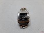 Relógio de pulso feminino da marca Gucci. necessita trocar a bateria. Medindo o mostruário 2,5cm x 2,5cm.