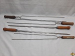 Lote com 5 espetos para churrasco com ponta em aço e pega em madeira. Sendo 3 espetos duplos. Medindo o maior 85cm de comprimento.
