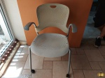 Cadeira em plástico duro com rodízio. Medindo 46cm x 45cm o assento x 82,5cm de altura do encosto.