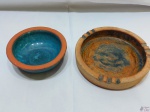 Lote composto de bowl e cinzeiro em cerâmica. Medindo o cinzeiro 21cm de diâmetro x 4,5cm de altura.