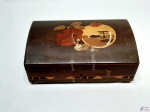 Caixa retangular em madeira marchetada. Medindo 20cm x 12cm x 7,5cm de altura. Com leves desgastes na marchetaria.