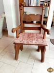 Antiga cadeira com braços em madeira nobre maciça, com assento acolchoado. Medindo 107cm de altura do encosto x 61cm de largura.