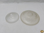 2 acabamentos de lustre em vidro fosqueado, lapidação losango. Medindo o maior 19,5cm de diâmetro x 5,5cm de altura.