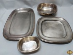 Jogo de 3 travessas e 1 molheira em prata 90 Wolff, desgaste no banho. Medindo a travessa maior 46cm x 29cm.