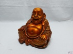 Escultura de Buda sentado em resina dourada. Medindo 17cm de altura.