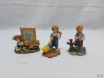 Lote de 3 enfeites bibelts decorativos em resina. Medindo a maior 8cm de altura.