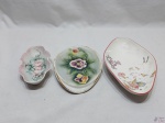 Lote de 3 petisqueiras ovais em porcelana, modelos e marcas diversos. Medindo a maior 25,5cm x 14,5cm 4cm de altura.