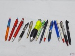 Lote de 14 canetas esferográficas com propagandas diversas, necessitando de carga.