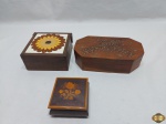Lote de 3 caixas decorativas em madeira, sendo a maior em com tampa entalhada. Medindo a maior 20,5cm x 11,5cm x 6cm de altura.