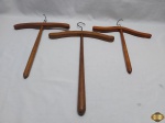 Lote de 3 cabides cruz em madeira. Medindo o maior 56cm x 35cm.