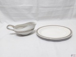 Lote de molheira e travessa oval rasa em porcelana Mauá, friso prata. Medindo a travessa 27,5cm x 19,5cm.