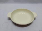 Travessa redonda em ferro esmaltado. Medindo 19cm de diâmetro x 4cm de altura.