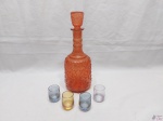 Garrafa licoreira com 4 copinhos em vidro colorido. Medindo a garrafa 32cm de altura.