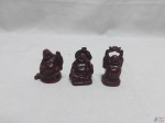Lote de 3 enfeites na forma de Buda em resina marrom. Medindo o maior 6cm de altura.