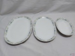 Jogo de 3 travessas ovais em porcelana Renner Medaillon com barra floral. Medindo a travessa maior 36cm x 25cm.