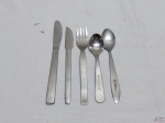 Lote de 5 talheres diversos em aço inox com logos de cias aéreas. Medindo a faca maior 19,5cm de comprimento.