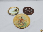 Lote de 3 pratos decorativos, sendo um em porcelana, um em madeira e um em bambu. Medindo o prato em bambu 17,5cm de diâmetro.