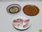 Lote de 3 pratos decorativos, sendo um em porcelana e dois em madeira. Medindo o maior 20,5cm de diâmetro.