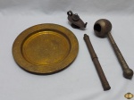 Lote composto de prato decorativo, porta incenso, etc. Peças em metal dourado. Medindo o prato 29,5cm de diâmetro.