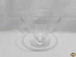 Centro de mesa tipo taça em vidro incolor. Medindo 24cm de diâmetro de boca x 21cm de altura.
