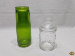 Lote composto de moringa (jarra com copo) em vidro verde e pote em vidro incolor. Medindo a moringa 23cm de altura.