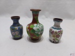 Lote de 3 miniaturas de vasos em metal esmaltado clossone. Medindo o maior 10cm de altura.