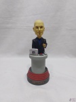 Boneco do comediante Howie Mandel apresentando o programa Deal or No Deal em resina para colecionador.