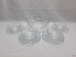Jogo de bowl com 4 cumbucas e 6 pratos de sobremesa em vidro moldado com flor. Medindo o bowl 25,5cm de diâmetro x 10,5cm de altura.