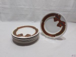 Jogo de 6 pratos de sobremesa em porcelana Euro com laço natalino. Medindo 19cm de diâmetro.