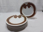 Jogo de 6 pratos rasos em porcelana Euro com laço natalino. Medindo 26cm de diâmetro.